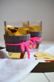 Kostlicher Apfelgluhwein Cool Serviert Mit Selbstgemachten Glasstulpen Selbstgemacht Apfel Getranke