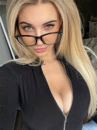 Vollbusige Blondine mit Brille