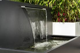 Ein wabenförmiges rankgitter als modulsystem, das mit seinem minimalistischen design ihren wänden. Wasserfall Gartensilber