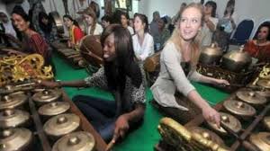 Perancangan ini berusaha menjawab permasalahan tersebut. Gamelan Bali Bergema Di Gereja Tua London