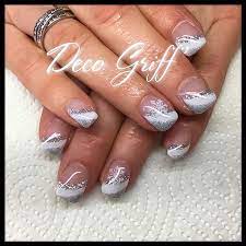 Mais cela demande quelques bonnes habitudes à prendre dès maintenant mais cela demande quelques bonnes habitudes à prendre dès maintenant pour que les ongles soient parfaits le jour de la fête. French Classe Blanc Et Paillettes Nail Art Noel Hiver