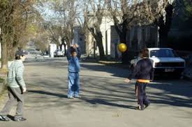 Una chica hermosa con un niño jugando al sol. Ninos Son Denunciados Por Jugar En La Calle Publimetro Chile