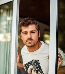 Numa fotografia onde aparece com os dois pés e uma perna cheia de ligaduras, o ator garantiu que está bem. Mais Por Menos Fashionista Como Lourenco Ortigao Lourenco Ortigao Atores Meninos Bonitos
