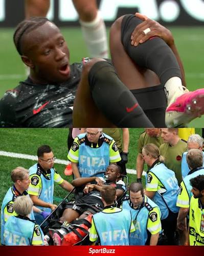 CENAS FORTES! 🇨🇦😔 O meio-campista canadense Kon&eacute; sofreu uma grave les&atilde;o  na perna esquerda durante a partida entre Canad&aacute; e Catar, pela Copa do Mundo.  O lance gerou como&ccedil;&atilde;o imediata em campo.