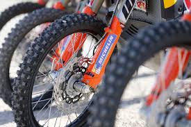 Oleh kiranamaniasah mei 23, 2021 posting komentar. Stop How Braking Differs From Mxgp To Motogp Ktm Blog