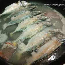 Kamu bisa membuat ikan kembung kukus kuah asam. Ikan Kembung Rebus Air Asam