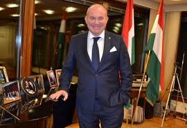 Szerinte színvonaltalan öngyilkos akció manfred weberék részéről a fidesz felfüggesztéséről vagy épp. A Finnek Pragmatikusan Kozelednek Felenk Szalay Bobrovniczky Vince A Mandinernek Mandiner