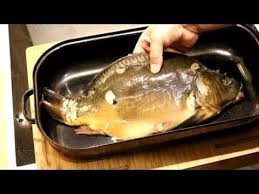 Frankischer Geraucherter Karpfen Im Gasgrill Gemacht Youtube Karpfen Rezept Gasgrill Rezepte Karpfen Rauchern