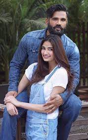 Her father name is sunil shetty and mother name is mana shetty. Athiya Shetty Wiki Age Boyfriend Family Biography More Wikibio
