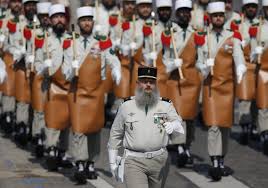 A francia idegenlégió igazi sok nemzetíségü elit alakulat,a vér és a becsület köti össze őket,sosem adják meg magukat és. Feher Kepi Magyar Idok