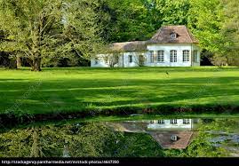 3.000 m² großen gartenanlage und bietet auf einer das haus im grünen ist eingerichtet mit zwei betten, einer küchenzeile mit backofen, kühlschrank. Haus Im Grunen Stock Photo 4647350 Bildagentur Panthermedia