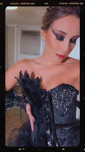 𝓫𝓵𝓪𝓬𝓴 𝓼𝔀𝓪𝓷 🦢🖤 #Halloween #halloween2023 #halloweencostume  #costumeideas #diy #blackswan #dancercostume #ballet #ballerina #seattle  #cisnenegro #makeup