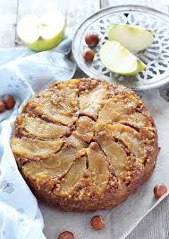 La sua particolarità sta nel fatto che non richiede alcun tipo di dolcificante o zucchero per realizzarlo, sfruttando unicamente la naturale dolcezza delle mele, le noti aromatiche della carruba e l'ottimo sapore delle nocciole. Torta Rovesciata Mele E Nocciole Saltando In Padella