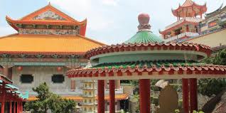 Daya tarikan utama di kuil kek lok si adalah patung dewa kuan yin yang besar. Menaruh Pita Harapan Di Kuil Kek Lok Si