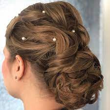 Eine Locker Sitzende Brautfrisur Mit Perlen Im Haar Weddingtime Wed Hochzeitsfrisur Brautfrisur Hochzeitsfrisuren Brautfrisur Perlen Im Haar