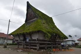Rumah adat batak tidak hanya memiliki arti yang kental, tetapi juga terdiri dari 3 bagian rumah adat batak: Arsitektur Tradisional Batak Koro Rumah Adat Karo