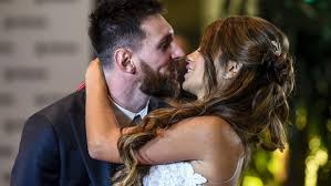 Lionel messi with his family receives a commemorative shirt for being the barcelona player with the most games in history prior to. Lionel Messi Hat Geheiratet So Bezaubernd Feierten Der Fussballstar Und Seine Jugendliebe Panorama Stuttgarter Nachrichten