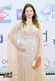 فاجأت الفنانة المصرية، ليلى علوي، الحاضرين في الدورة الرابعة لمهرجان الجونة السينمائي، بارتدائها في إحدى لياليه فستانا يعود إلى ربع قرن، الأمر الذي جعل اسمها متداولا على مواقع التواصل الاجتماعي. Ù„ÙŠÙ„ÙŠ Ø¹Ù„ÙˆÙ‰ ØªØªØ£Ù„Ù‚ ÙÙ‰ Ù…Ù‡Ø±Ø¬Ø§Ù† Ø§Ù„Ø¬ÙˆÙ†Ø© ÙˆØªÙˆØ§Ø¬Ø¯ Ø§Ù„Ù…Ø·Ø±Ø¨ Ø£Ø¨Ùˆ Ø¨ØµØ­Ø¨Ø© Ø²ÙˆØ¬ØªÙ‡ ÙˆÙ‡Ù‰ Ø­Ø§Ù…Ù„ Ø§Ù„ÙŠÙˆÙ… Ø§Ù„Ø³Ø§Ø¨Ø¹