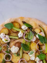Rezept Spargelpizza Mit Fruhkartoffeln Und Ricotta About Fuel Spargel Pizza Rezepte Essen Fur Die Seele