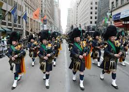 Ogni 17 marzo in onore di san patrizio, il santo patrono di irlanda, tutto il paese si tinge di verde e si festeggia con parate, concerti, eventi a tema, fuochi d'artificio, e feste nei pub. La Festa Di San Patrizio A New York 2021 St Patrick S Day E L Irlanda