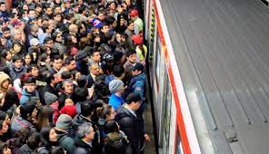 El metro de santiago (oficialmente denominado santiago metro) está situado en chile. Tuiteros Tradujeron Estaciones Del Metro De Santiago En Ingles A Lo Tarzan
