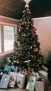 Once the winter season arrives, you may want to welcome the holiday season by matching your decor, furniture, and even phone wallpaper to the holiday! Christmas Aesthetic Cozy Lights Disney Vintage Christmas Wallpaper Ideas