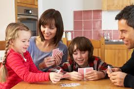 No puede considerarse un juego casual (al menos no si ves jugar a los más expertos), pero se aprende rápido y las partidas duran poco. 11 Juegos De Cartas Con La Baraja Espanola Para Divertirse En Familia