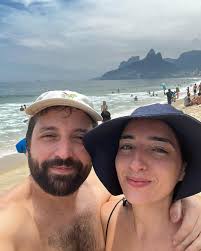 Hoje faz trinta anos que a minha irmã Theodora nasceu. Tinha oito anos e  Barbara tinha seis quando a Theodora chegou em casa, rechonchuda, cheirosa,  com os olhos enormes e pretos. Queria