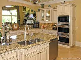 Often times, creating an antique kitchen happens piecemeal by incorporating a few period pieces or adding some traditional decorations. Kitchen Design Ideas Antique White Cabinets Novocom Top