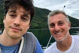 E qual a idade mental ? F5 Celebridades Mae De Luciano Huck Diz Que Nao Foi Facil Descobrir Que Irmao Do Apresentador Era Gay 17 06 2020