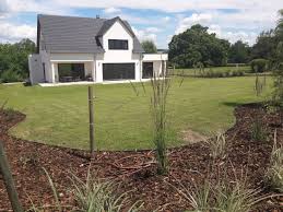 Le Jardin A L Arriere De La Maison