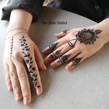 Goruntunun Olasi Icerigi Bir Veya Daha Fazla Kisi Yuzuk Ve Yakin Cekim Hand Tattoos Henna Hand Tattoo Hand Henna