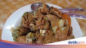 200 gr kacang tanah, goreng dan buang kulitnya minyak goreng secukupnya bumbu halus: Sore Ini Bisa Ngemil Batagor Berbumbu Kacang Di 5 Tempat Ini