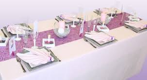 Voici Une Table De Communion Specialement Imaginee Pour Une Jeune Fille Pour Un Garcon N Hesitez Pas En Simpl Idee Deco Bapteme Table Rose Decoration Bapteme