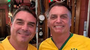 Flávio visita Bolsonaro em prisão domiciliar após votação da escala 6x1 e pede conselhos ao pai sobre campanha, afirmam aliados