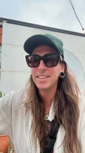 🇨🇦 Don't want to brag but i'm pretty sure snow is comfyer than sand ...