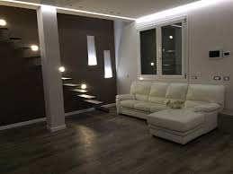 Il controsoffitto in cartongesso in cucina deve essere in grado di resistere all'umidità e al vapore ed essere integrato con impianti e apparecchiature, come inoltre l'illuminazione deve basarsi sulla luce naturale. Illuminazione Controsoffitto Edile Cartongesso Milano