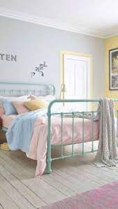Bila tertarik membuat kamar kost lebih memiliki nuansa feminin, berikut beberapa hal yang bisa ditambahkan sebagai dekorasi kamar tidur. Foto 10 Gaya Menata Kamar Tidur Dengan Warna Warna Pastel
