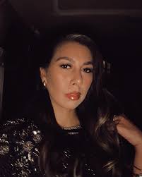 Alana Yates's Instagram, Twitter & Facebook