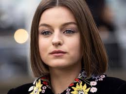 Because emma corrin, who plays the late diana in the show, looks the absolute double of her in these shots. Asi Es Emma Corrin La Actriz Del Momento Crecio En Un Pueblecito Real Esta Soltera Y Comparte Piso Con Amigas