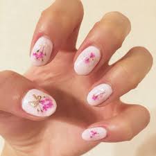 セリアのドライフラワーを使った押し花ネイルのデザインとやり方