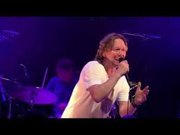 Yapılan iş ne olursa olsun dik bir pozisyonda bulunmak, görünümün dışında sağlık açısından da önemli görülüyor. Skitarrate Accordi Testi Dichterbij Van Dik Hout