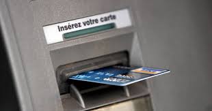 Vous pouvez signer un chèque à l'ordre de la banque ou à votre ordre à condition de respecter la limite d'un plafond fixé par la banque. Banques Retirer De L Argent Liquide Va T Il Bientot Vous Couter Plus Cher
