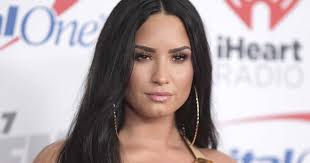 Demi Lovato apologizes for blasting a West L.A. frozen-yogurt shop, The  Bigg Chill, a beloved small business popular with locals and UCLA students.  : r/LosAngeles