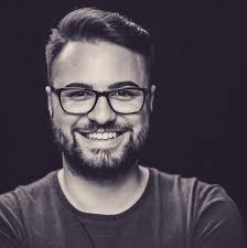 Schilling am Bahnhof