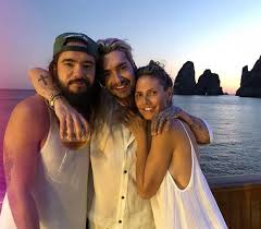 His parents, simone and kaulitz, divorced when he was seven and. Bill Kaulitz Bio Age Net Worth Height Single Nationality Body Measurement Career