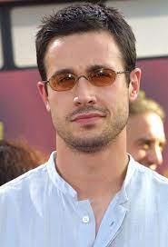 60 Pictures That Perfectly Capture The 2000s 2000s Fashion Men 2000s Fashion Trends Freddie Prinze