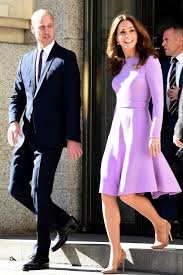 Kate middleton est enceinte, mais elle ne se prive pas pour autant de porter des talons. Pin Auf British Royalty