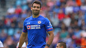 El nuevo refuerzo de cruz azul proveniente de la liga de escocia, carlos ''gullit'' peña ganaría medio millón en su regreso al futbol mexicano, considerado una fortuna. Gullit Pena Y Cauteruccio Titulares Con Cruz Azul Vs America Futbol Total