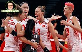 El voleibol, vóleibol, volibol, vólibol, balonvolea o simplemente vóley (del inglés volleyball), 1 es un deporte que se juega con una pelota y en el que dos equipos, integrados por seis jugadores cada uno, se enfrentan sobre un área de juego separada por una red central. Lkfyvbluvubyem